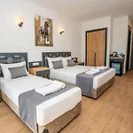 Kensington Bed and Breakfast Μαρμαρίς